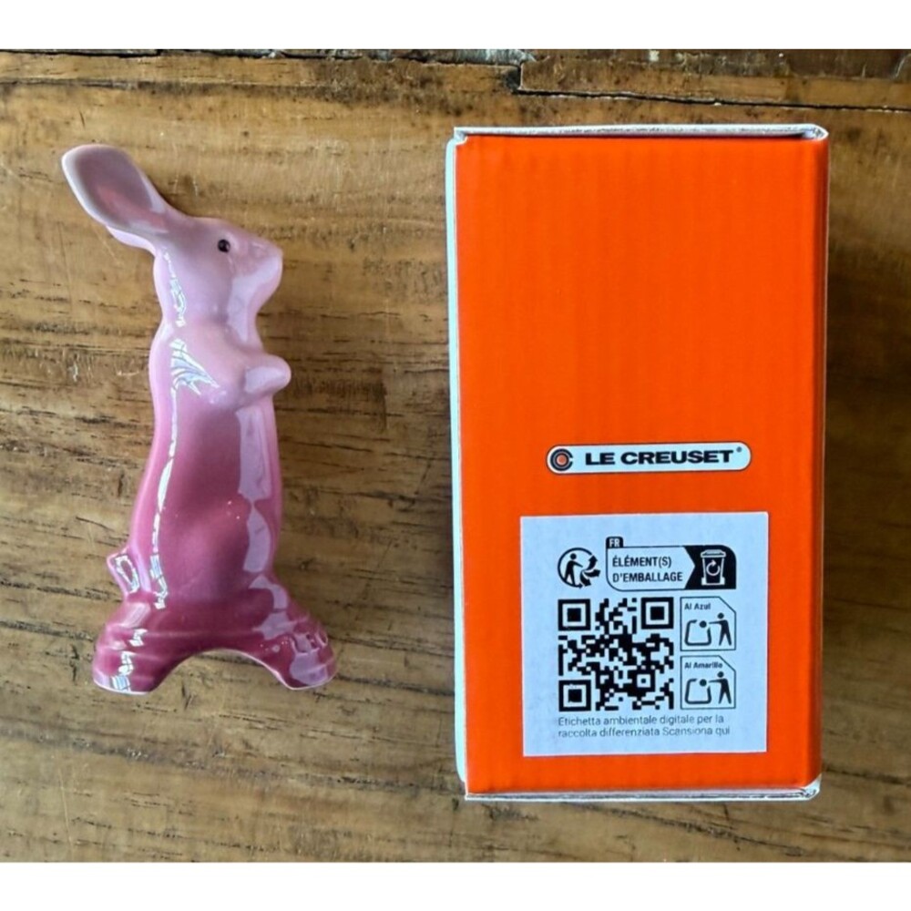Le Creuset Stoneware Easter Bunny Pie Vent Bird Funnel Rose Quartz New in Box - Picture 5 of 6